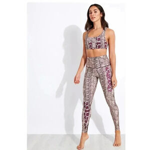 ONZIE - NWT High Rise Graphic Leggings in Viper